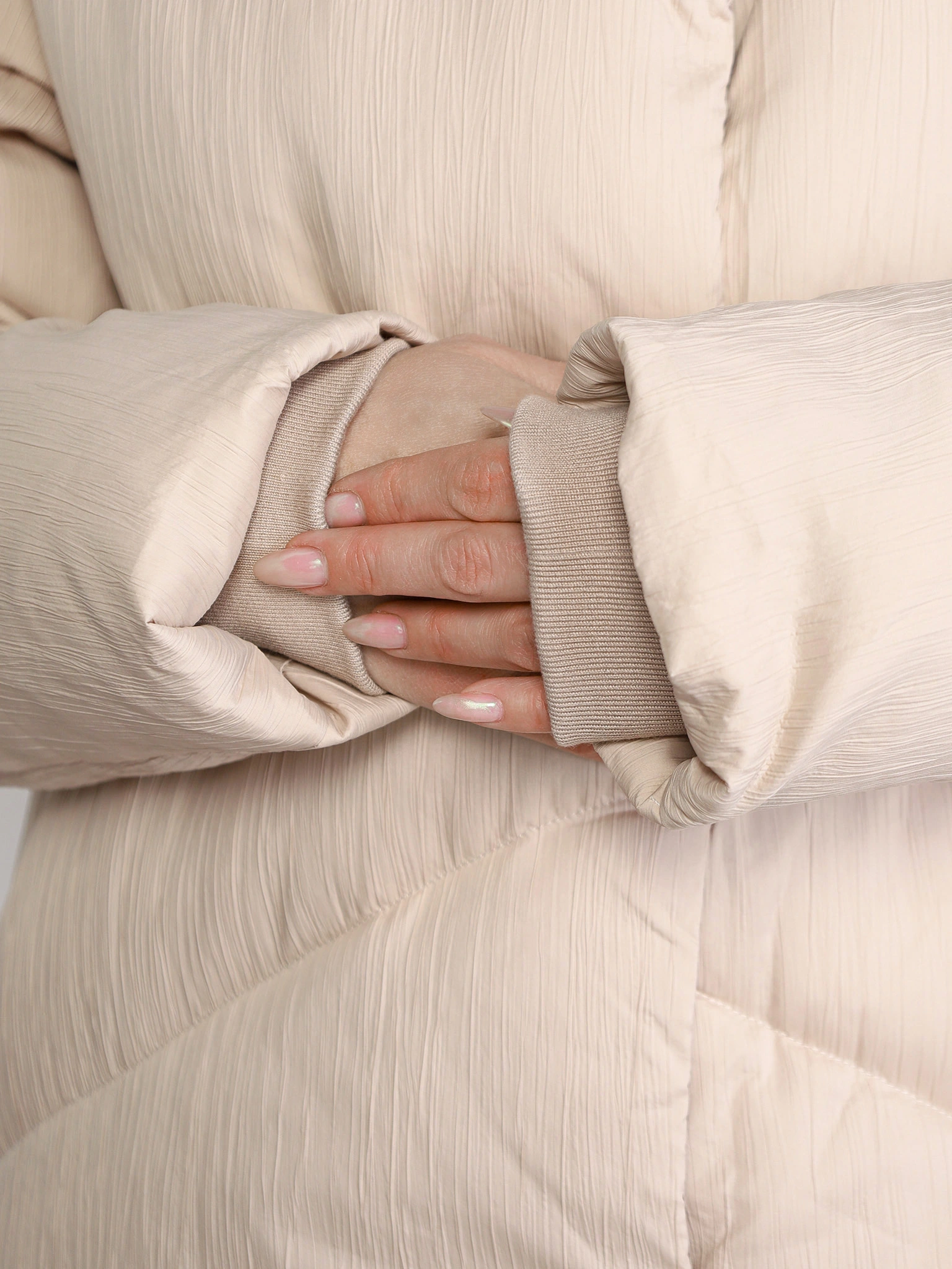 Пуховик бежевого цвета с капюшоном